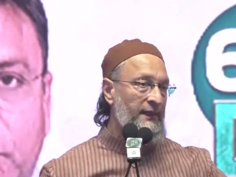 हैदराबाद में शुक्रवार को असदुद्दीन ओवैसी ने सभा को संबोधित किया। - Dainik Bhaskar