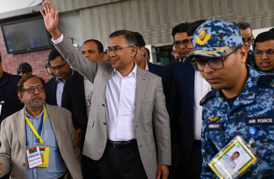 17 साल बाद लंदन से बांग्लादेश लौटने पर ढाका के हजरत शाहजलाल अंतरराष्ट्रीय हवाई अड्डे पर अपने समर्थकों का अभिवादन करते हुए।