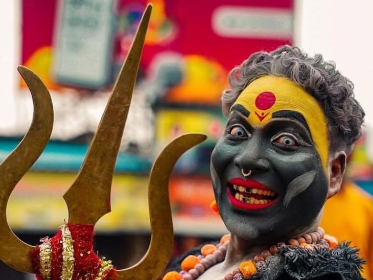 काली स्वरूप धारण किए कलाकार ने हैरतअंगेज करतब दिखाए।