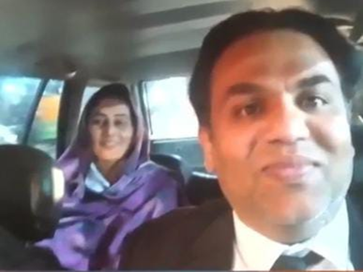 वकील हसन की गाड़ी में पीछे सरबजीत कौर बैठी दिख रही है। हसन उसे शेल्टर होम से रिहा करवाकर लाया था। - फाइल फोटो