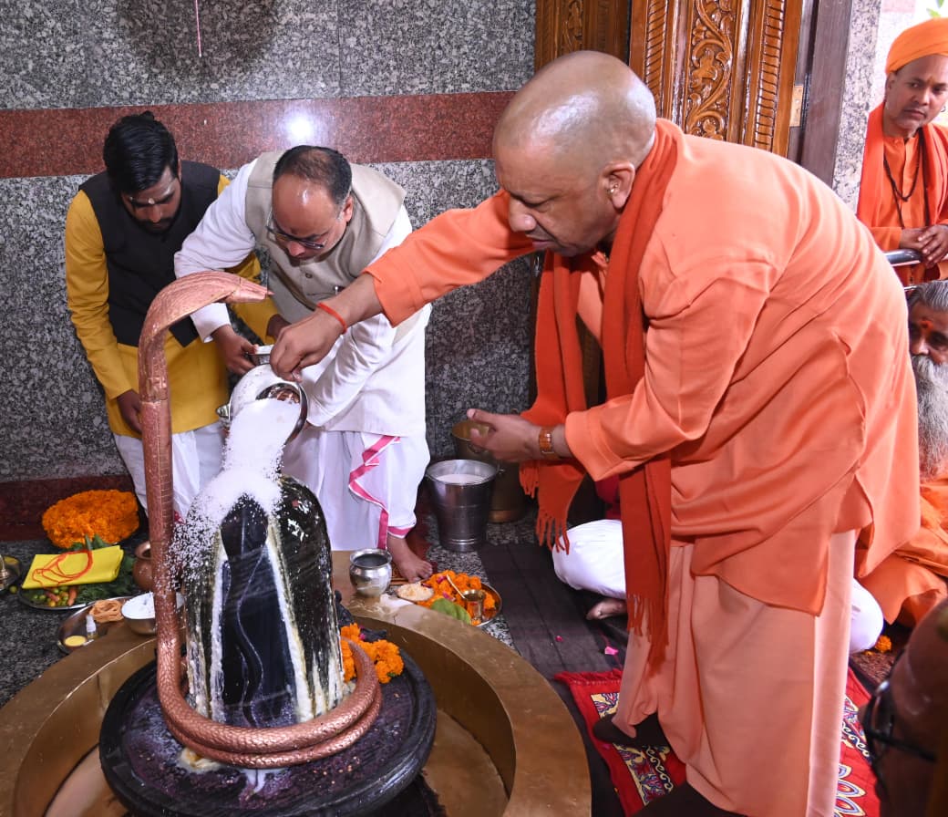 मानसरोवर मंदिर में सीएम योगी ने की पूजा।