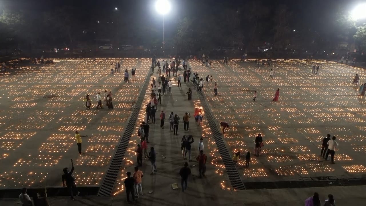 सिविक सेंटर में 1 लाख दीये जलाए गए।