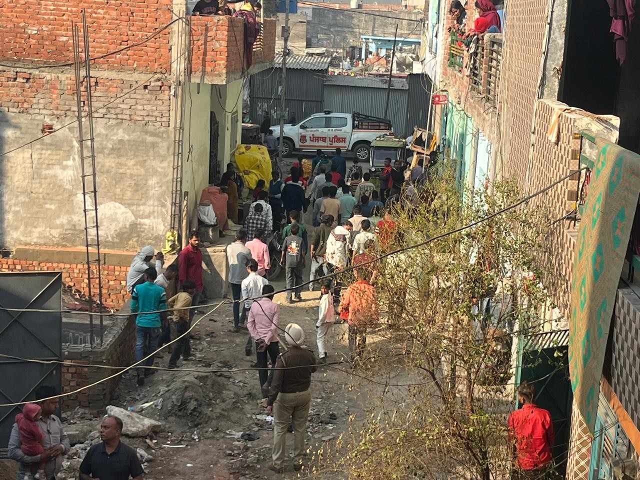व्यक्ति के मर्डर के बाद घर के बाहर जुटी भीड़। - Dainik Bhaskar