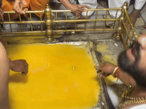 जयपुर के ताड़केश्वर मंदिर में सबसे पहले भगवान शिव का घी से अभिषेक किया गया।