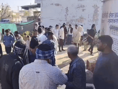 हादसे के बाद मौके पर जमा हुई लोगों की भीड़।