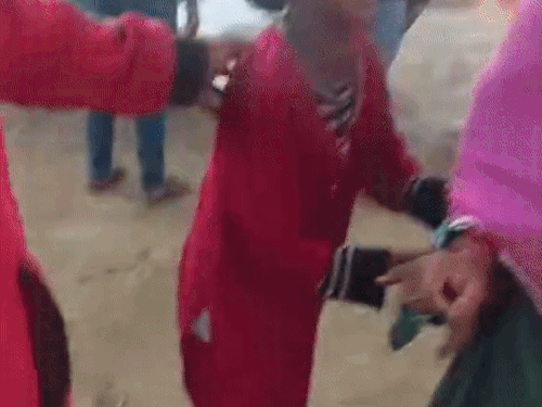 आग के बाद लोग घर से बाहर आ गए और बड़ी जनहानि होने से बच गई।