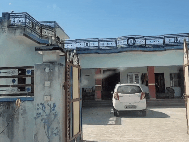 इसी घर में देर रात पुलिस ने दबिश दी थी। जहां से डेढ़ किलो अफीम मिली है।