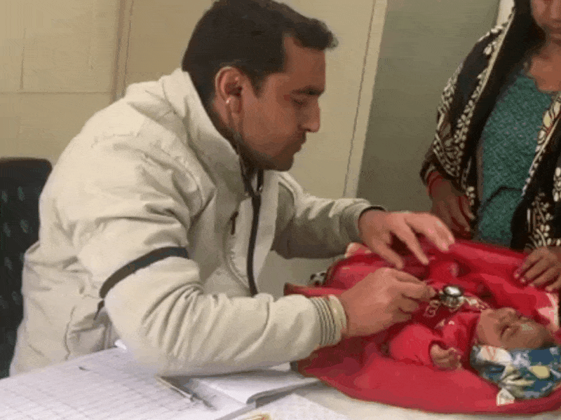 जिला अस्पताल के डॉक्टर हाथों पर काली पट्टी बांधकर कम कर रहे हैं।