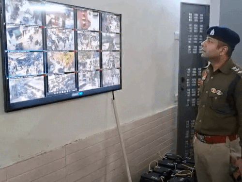 CCTV से कचहरी की निगरानी करते CO सिविल लाइन अभिषेक तिवारी।