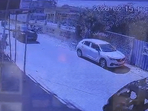 सीसीटीवी में कैद हुई नाबालिगों की स्टंटबाजी।