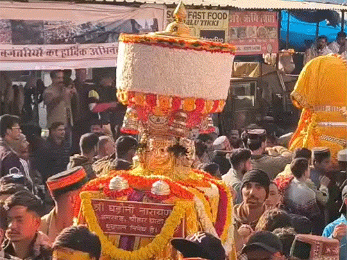 मंडी की शिवरात्रि में पहुंचे देवता और श्रद्धालु।