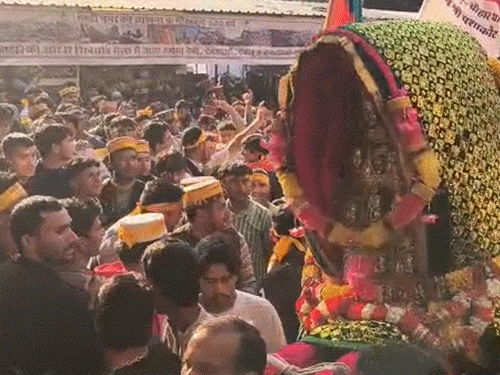 अंतरराष्ट्रीय शिवरात्रि पर्व में शामिल होने मंडी पहुंचे देवता और श्रद्धालु।