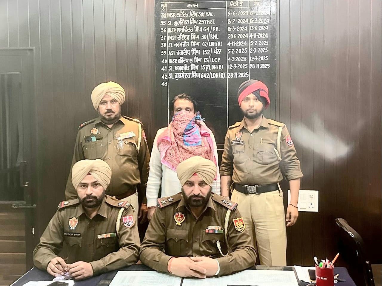 पुलिस गिरफ्त में आरोपी।