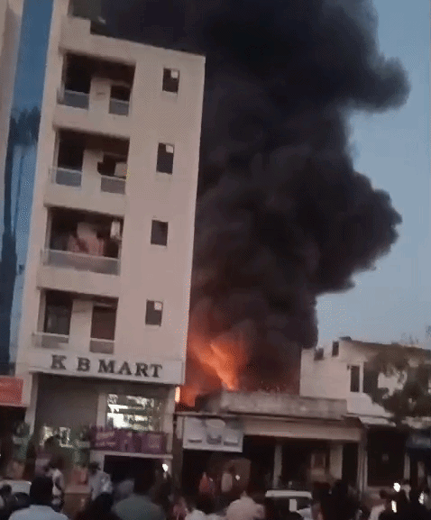 आग का धुआं काफी दूर से दिखाई दिया। इस मौके पर लोग एकत्र हो गए।