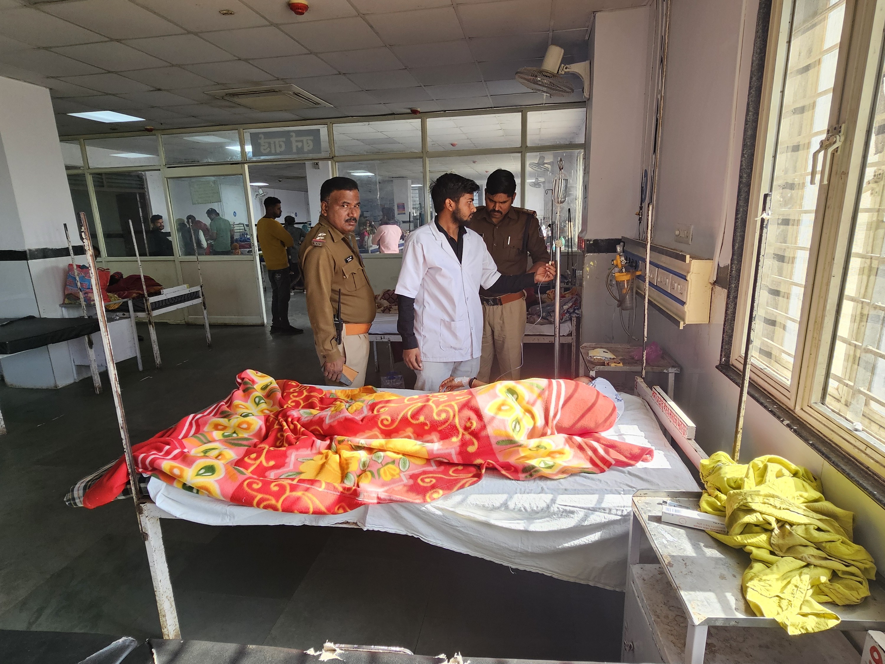 पुलिस ने महिला को अस्पताल में भर्ती कराया है।