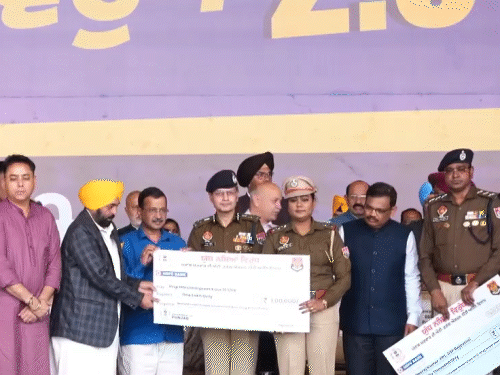 पुलिस कर्मियों को सम्मानित करते हुए सीएम भगवंत मान।