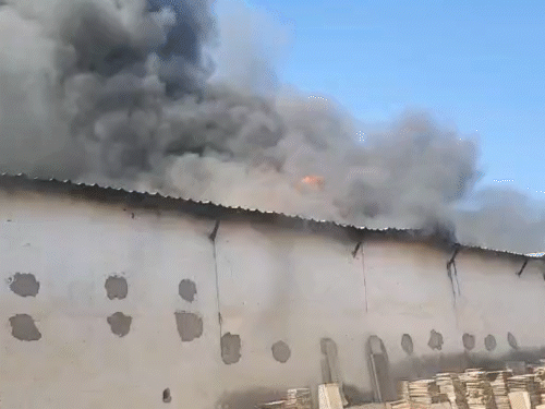 प्रारंभिक जांच में शॉर्ट सर्किट से हादसे की आशंका जताई गई है।