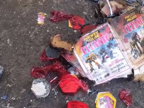 रेस्क्यू टीम को केमिकल फैक्ट्री के अंदर से पटाखे और बारूद मिला है। कहा जा रहा है कि यहां अवैध तरीके से पटाखे बनाए जा रहे थे।