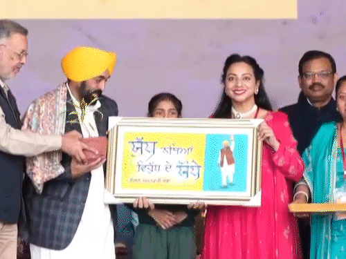 रैली में सम्मानित करते हुए सीएम मान