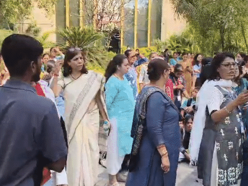 पैरेंट्स अपने बच्चों को लेने स्कूल पहुंचे। कुछ का आरोप है कि बाही इंतजार कराया गया।