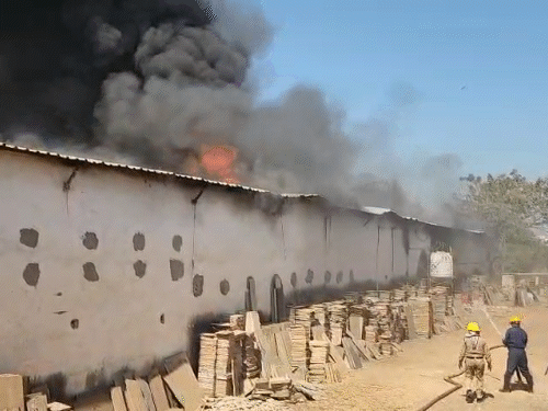 आग बुझाने का प्रयास जारी है। पूरा इलाका धुआं धुआं हो गया है।