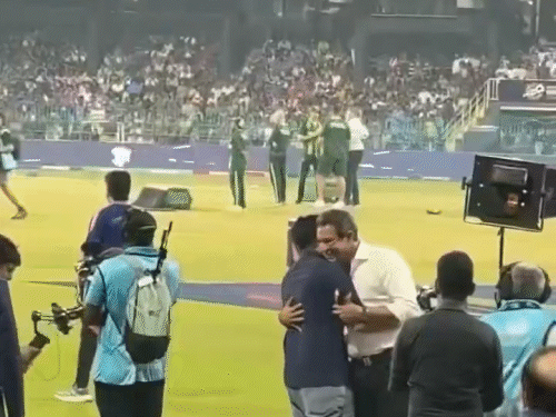 रोहित शर्मा और वसीम अकरम गले मिले ।