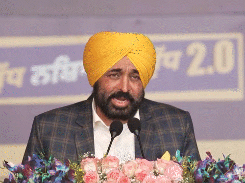 मोगा में आम आदमी पार्टी (AAP) की नशा विरोधी रैली को संबोधित करते हुए सीएम मान, केजरीवाल।