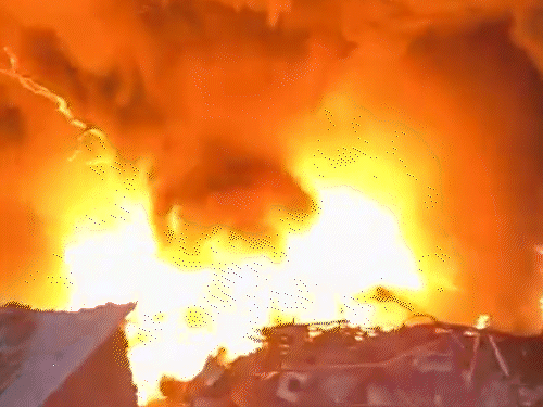 झोटवाड़ा क्षेत्र के संजय नगर नारायणपुरी में आग से क्षेत्र में धुआं हो गया।