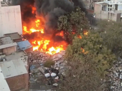 आग बुझाने के लिए फायर ब्रिगेड की कई गाड़ियां मौके पर पहुंची।