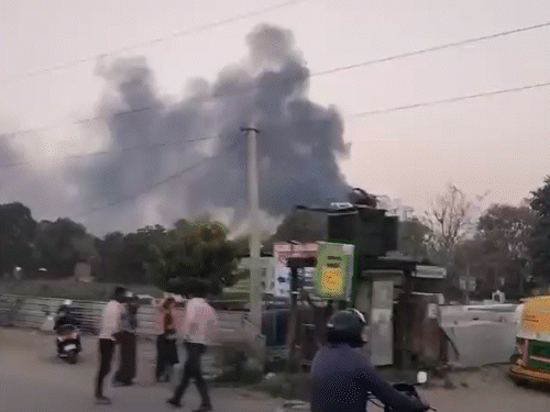 आग का धुआं काफी दूर से दिखाई दिया।