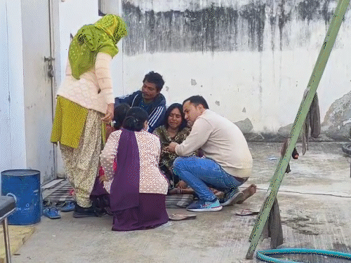 मृतकों के परिजनों का रो-रोकर बुरा हाल है। 5 मजदूर मोतिहारी (बिहार) के रहने वाले थे, जिनके परिवार वाले यहीं उनके साथ किराए के मकानों में रह रहे थे।