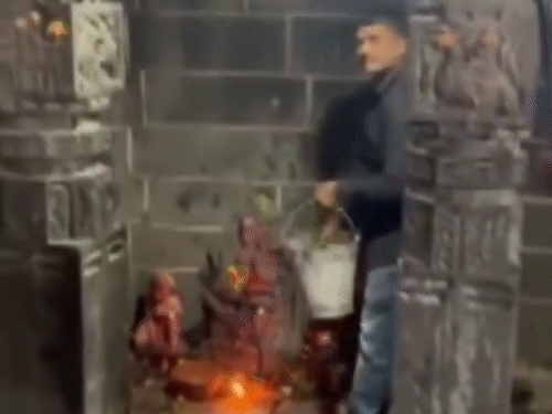 सत्तार के दर्शन के बाद मंदिर परिसर में गौमूत्र छिड़कने का दावा करते हुए यह वीडियो शेयर किया जा रहा है।