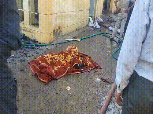 केमिकल फैक्ट्री में जले शवों को कंबल से ढक कर रखा गया है। इनकी पहचान नहीं हो पा रही है।