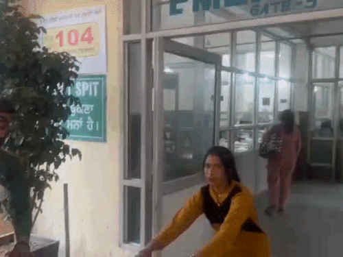 सिविल अस्पताल में परिजन झुलसी सावित्री को लेकर पहुंचे। - Dainik Bhaskar