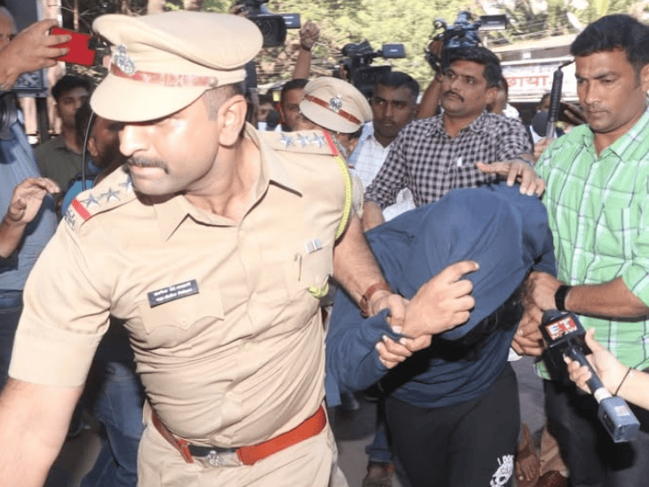 सुनवाई से पहले वसई कोर्ट में शीजान खान।