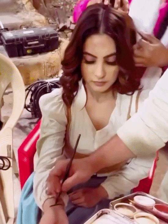 24 दिसंबर 2022 का वीडियो, जहां तुनिषा मेकअप करवा रही हैं।