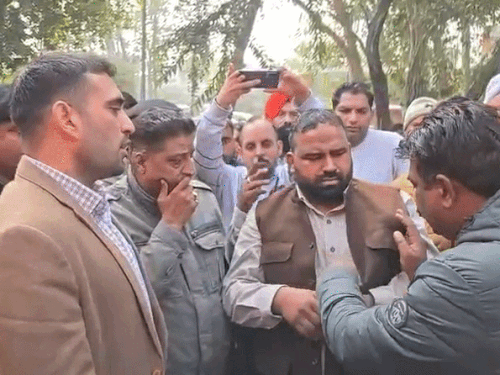 विधायक देवेंद्र हंस ने अपने साथ आए कार्यकर्ता की जेब से झुनझुना निकाला था।