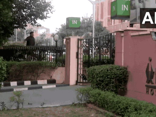 फोर्टिस अस्पताल से निकले अफसरों के वाहन। फाइल फोटो
