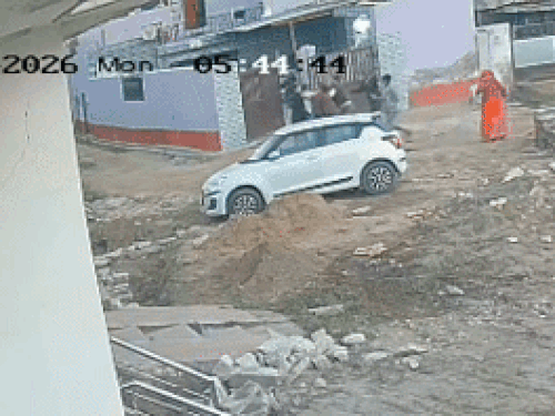 झगड़े के दौरान वकील सिर के बल जमीन पर गिर गया।