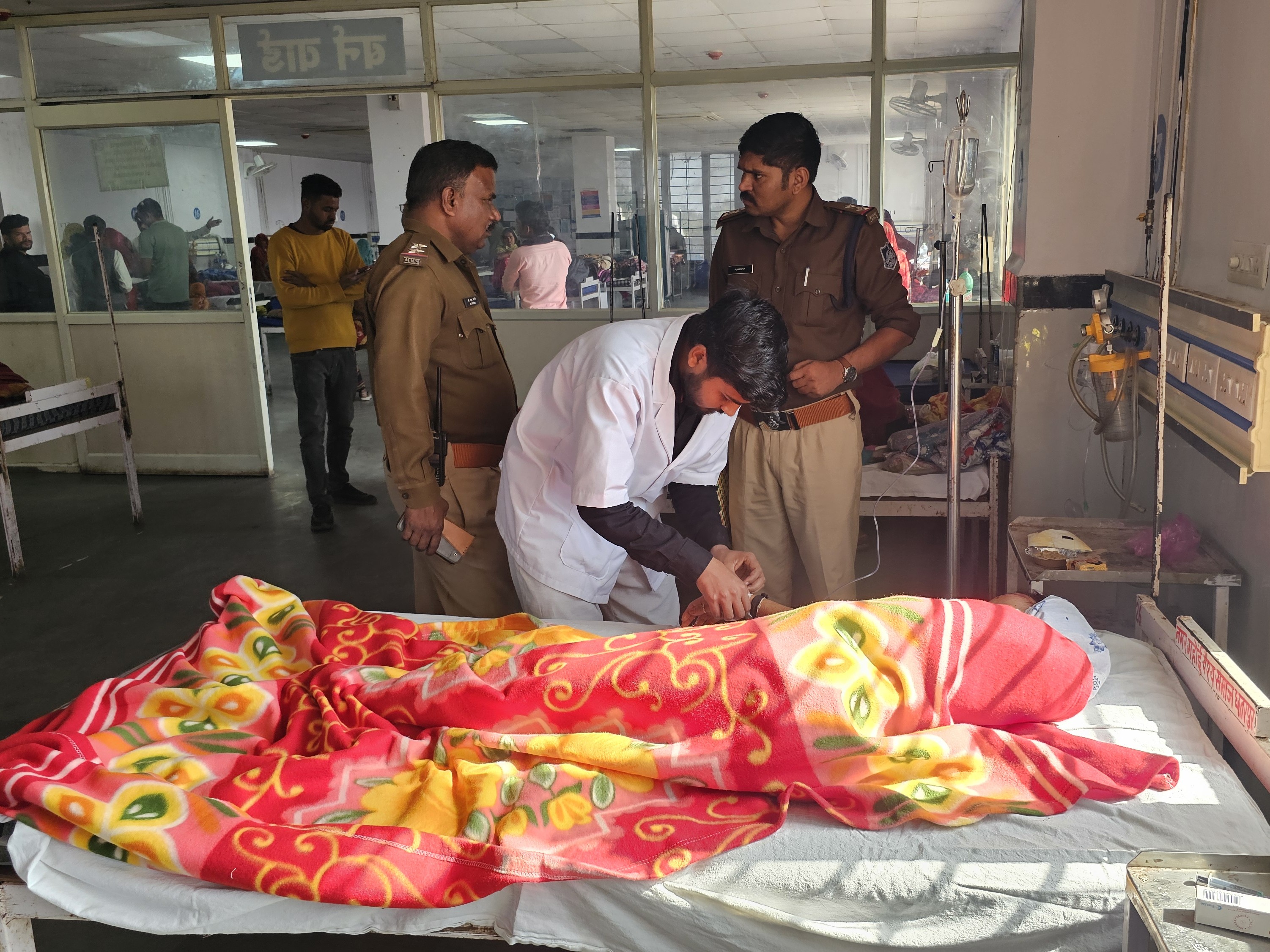 डॉक्टर ने बताया कि महिला बुरी तरह झुलस गई है।