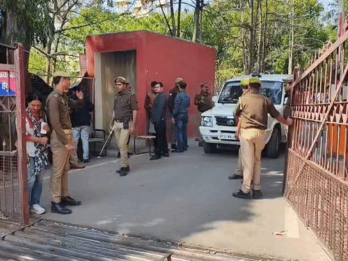 बम स्क्वॉड कोर्ट पहुंची और कोर्ट परिसर की चेकिंग की।