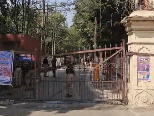 कचेहरी के सभी गेट पर पुलिस तैनात है।