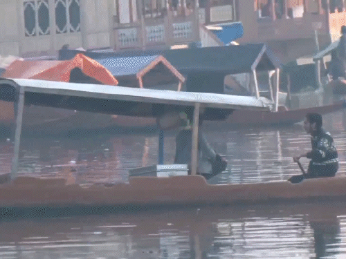 जम्मू-कश्मीर के श्रीनगर में सोमवार को न्यूनतम तापमान 1 डिग्री रहा। भीषण सर्दी के बावजूद डल झील में पर्यटकों ने शिकारा की सवारी की।