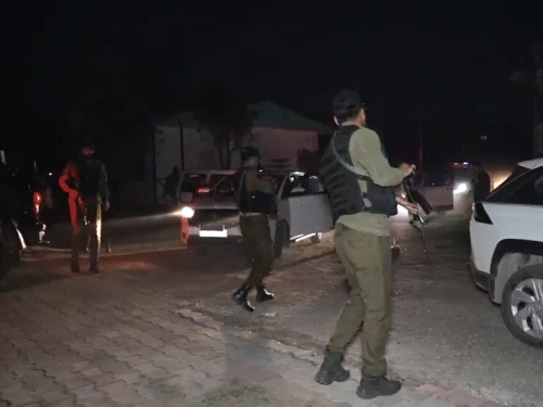 घटना के बाद पूरे इलाके में सुरक्षाबल नाबालिगों की तलाश में जुटे।