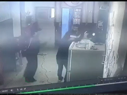 कैदियों ने फरार होने से पहले पुलिसकर्मी पर हमला किया।