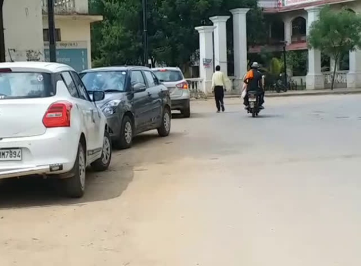 नो पॉर्किंग जोन में गाड़ी खड़ी करने पर होगी कार्रवाई।