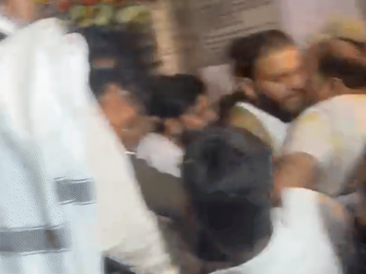 पुजारियों का कहना है कि थाना माणक चौक में पदस्थ एसआई सुरेश शर्मा ने मंदिर परिसर में घुसकर पुजारियों से मारपीट की और उन्हें जबरन गर्भगृह से बाहर निकाल दिया।