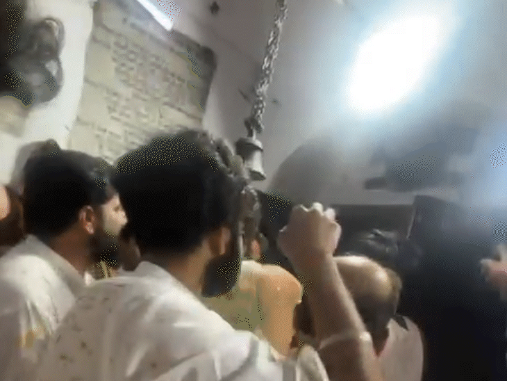 पूरे घटनाक्रम का वीडियो भी सामने आया है, जो सोशल मीडिया पर तेजी से वायरल हो रहा है। वीडियो में मंदिर परिसर में तनावपूर्ण स्थिति और हंगामे के दृश्य देखे जा सकते हैं।