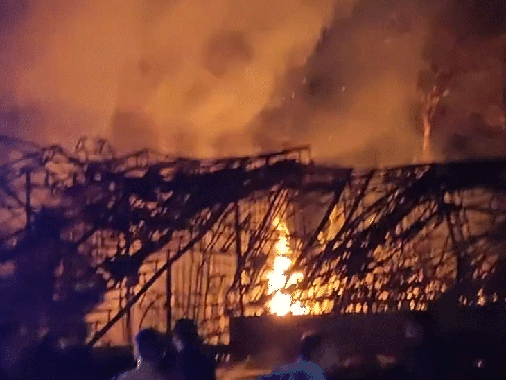 आग लगने से लाखों रुपए का सामान जलकर राख हो गया।