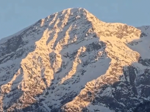 जम्मू-कश्मीर के भलेसा में पर्वतीय श्रृंखला सोमवार को बर्फ से ढकी रहीं। डोडा में भी बर्फबारी के बाद नजारा खूबसूरत हो गया है।
